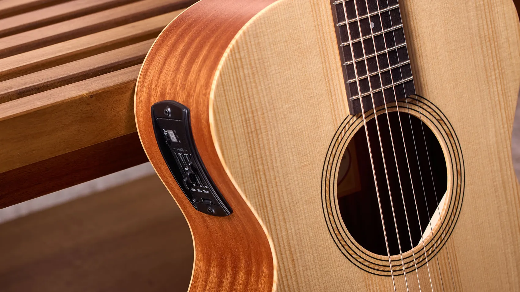 テイラーES-B™ アコースティックエレクトロニクス | Taylor Guitars