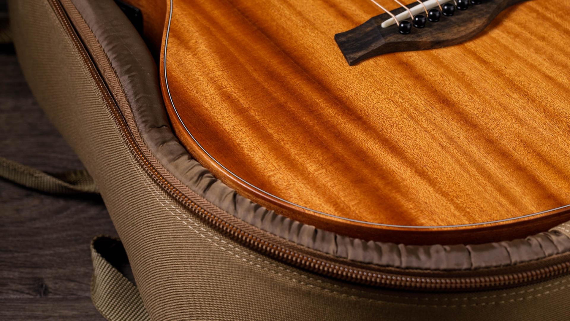 Taylor GS-MINI マホガニー アコースティックギター 純正ケース付属 GS Mini-e マホガニー・レイヤード・サペリ・アコースティック