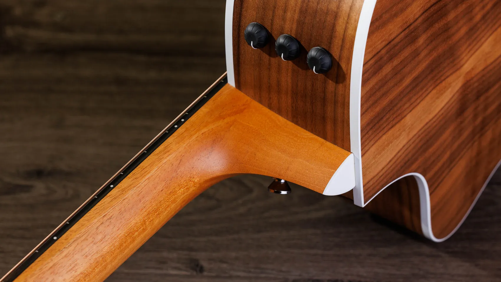 212ceWalnutアコースティック エレクトリック ギター | Taylor Guitars
