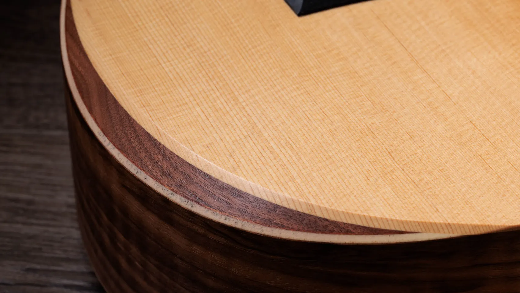 Academy 12e-N ウォルナット エレクトリック ギター | Taylor Guitars