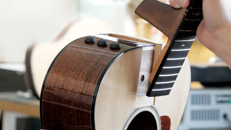 Academy 12e ウォルナット エレクトリック ギター | Taylor Guitars